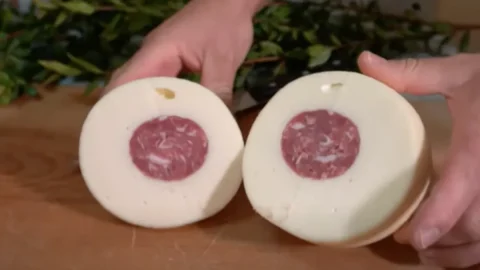 Caciocavallo dell'Emigrante: el queso que desafió las costumbres con corazón soppressata