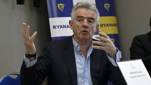 Ryanair elimina la tariffa sui posti accanto ai figli dopo l’indagine dell’Autorità Gb. L’ad O’Leary: “Ci adegueremo con riluttanza”