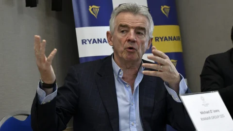 Ryanair elimina la tariffa sui posti accanto ai figli dopo l’indagine dell’Autorità Gb. L’ad O’Leary: “Ci adegueremo con riluttanza”