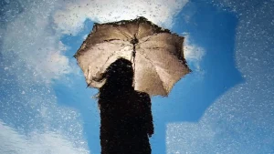 Donna con ombrello