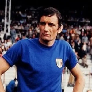 Gigi Riva, perpisahan dengan legenda sepak bola Italia, bendera timnas dan Cagliari