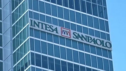 Intesa Sanpaolo награждает 70 тысяч своих сотрудников бонусами до 3.800 евро