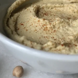 Houmous de pois chiches, la sauce du Moyen-Orient aux nombreuses propriétés disputées entre le Liban et Israël : voici la recette