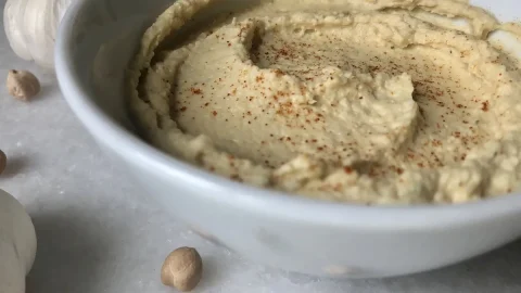 Hummus de garbanzos, la salsa de Oriente Medio con muchas propiedades disputada entre el Líbano e Israel: aquí está la receta