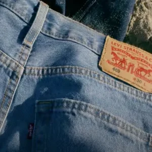 Levi Strauss menggugat Brunello Cucinelli atas label "hampir identik" di saku celana jeans-nya