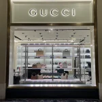 Kering choisit Demna pour relancer Gucci. Mais la Bourse de Paris n'aime pas et le titre perd 12%