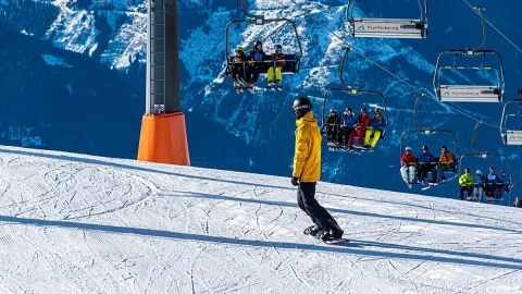 स्की सप्ताह तेजी से महंगे, +11%। Federconsumatori से अलार्म