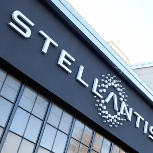 Stellantis, spinta sull’elettrico: investimento da 103 milioni in Ungheria. Giovedì i conti in cda