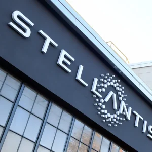 Stellantis investe nell’auto a guida autonoma con la startup francese SteerLight