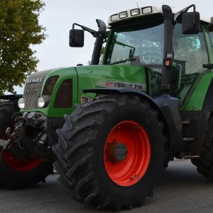 Tractors still in the streets: the protests besieging the cities threaten Europe's green transition