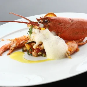 厨师 Marco Parizzi 的龙虾配迷迭香和碎土豆食谱，沐浴着帕尔马的创意海洋