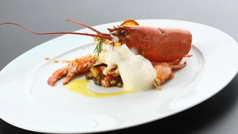 La ricetta dell’Astice al rosmarino con schiacciata di patate dello chef Marco Parizzi, il mare creativo che bagna Parma