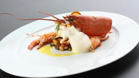 Das Rezept für Hummer mit Rosmarin und zerdrückten Kartoffeln von Küchenchef Marco Parizzi, dem kreativen Meer, das Parma umspült