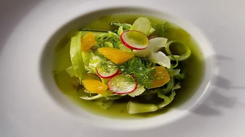 La receta "relajante" del chef Michele Ferrara: una ensalada de caballa con cítricos y alcachofas para desintoxicar el organismo después de las vacaciones