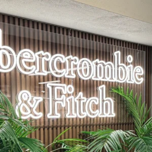 Abercrombie & Fitch শেয়ার এক বছরে দ্বিগুণ-অঙ্কের বিক্রয় সহ 318% লাভ করেছে। কি হলো?