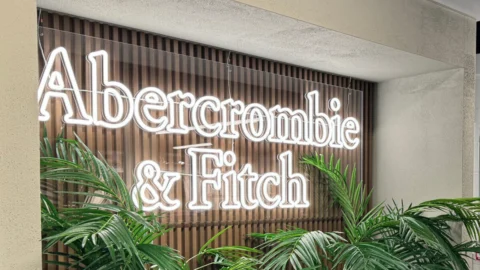 As ações da Abercrombie & Fitch subiram 318% em um ano, com vendas de dois dígitos. O que aconteceu?