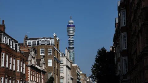 Londra, l’iconica BT Tower diventerà un hotel di lusso. Venduta dal colosso della telefonia Gb per 347 milioni di dollari