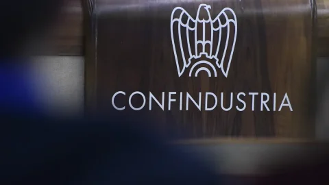 Confindustria rivede le stime di crescita: solo +0,8% nel 2024 e +0,9% nel 2025. Freno da industria e investimenti