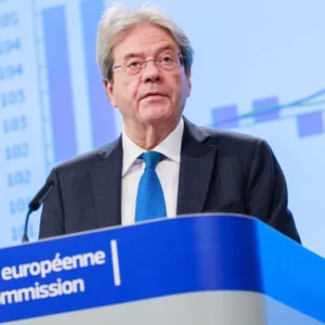Commissione Ue taglia le stime di crescita 2024 dell’Eurozona (+0,8%) e dell’Italia (+0,7%): “Incertezza eccezionalmente elevata”