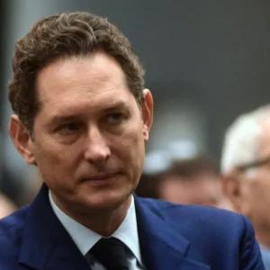 Eredità Agnelli, Margherita vuole il controllo di Exor: “Mi spetta il 54%”. John Elkann difende la sua posizione