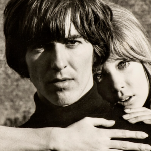 Pattie Boyd, modella, icona e musa di George Harrison e di Eric Clapton: in asta la collezione di lettere d’amore e testi rari
