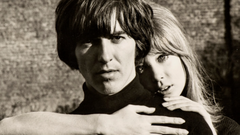 Pattie Boyd, modella, icona e musa di George Harrison e di Eric Clapton: in asta la collezione di lettere d’amore e testi rari