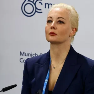 Navalny, l’accusa della moglie: “Putin ha ucciso mio marito con il Novichok. Ora porterò avanti io il suo lavoro”