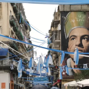 Neapel der Scudetto ist da. Nach dem entscheidenden Unentschieden in Udine, was die italienische Flagge bedeutet, spielt die Stadt verrückt