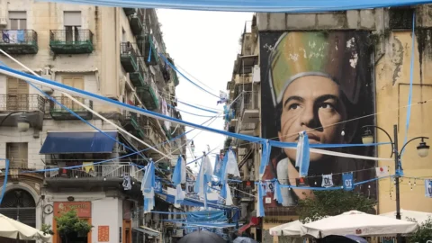 Naples the Scudetto is there. After the decisive draw in Udine, which means the Italian flag, the city goes crazy