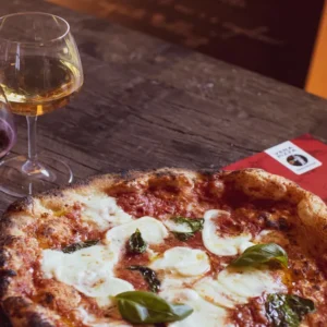 Pizza et vin : un manuel AVPN pour bien choisir avec la bonne pizza