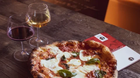 Pizza e vino: un manuale dell’AVPN per scegliere quello giusto con la pizza giusta
