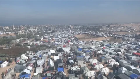 Gaza: millones de palestinos huyen a Rafah. El Egipto de Sisi sube el precio con la UE y EE.UU.