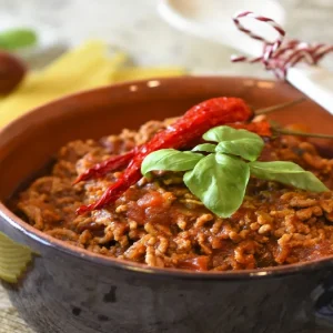 Ragù، جسے فاشزم اٹلی میں Ragutto کہنا چاہتا تھا، موڈینا میں ایک صدیوں پرانے عمودی کے ساتھ ایک مورخ اور ایک ستارے والے شیف نے منایا۔