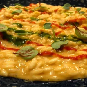 Ein „gesundes“ Risotto: das Rezept für Gloria-Reis mit Garnelen, Bergamotte, Piquillo-Pfeffer, von Küchenchef Salvo Cravero, Innovation in der Tradition