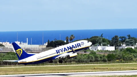 Ryanair avverte: prezzi dei biglietti aerei più alti e meno voli in estate per ritardi Boeing. Ecco cosa sta succedendo
