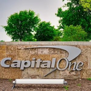 بطاقات الائتمان، حفل زفاف العام في الولايات المتحدة الأمريكية. تشتري شركة Capital One Discover مقابل 35 مليارًا