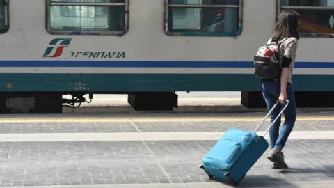Valigie Trenitalia, stretta sui bagagli: solo 2 a persona. Misure e multe, ecco le nuove regole sulle Frecce