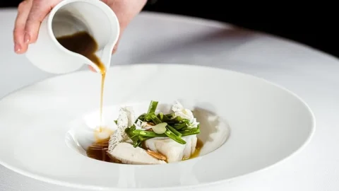 Resep saus cod, almond, dan ponzu oleh Chef Luigi Salomone, yang menjadikan cod sebagai protagonis dari masakan berbintang