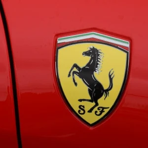 Ferrari, nel 2025 da Maranello la prima auto tutta elettrica. Inaugurato il laboratorio per le batterie del futuro