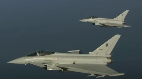 Caccia italiani intercettano aerei russi in volo sul Baltico: ecco cosa è successo