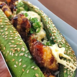 Cucina fusion, l’ultima moda è l’hot dog nippobrasiliano infarcito di Yakisoba o chicken katzu