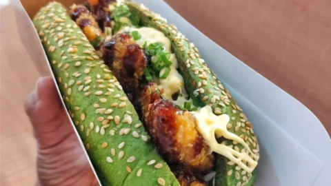 Fusionsküche, der neueste Trend ist der japanisch-brasilianische Hot Dog gefüllt mit Yakisoba oder Chicken Katzu