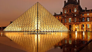 Louvre piramide di notte