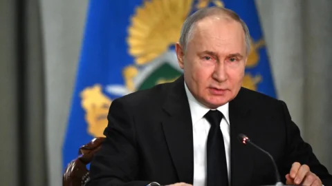 Putin alza il tiro: “Colpiremo F16 usati da Kiev anche in basi Nato”. Ma su un attacco all’Europa: “Assurdo”