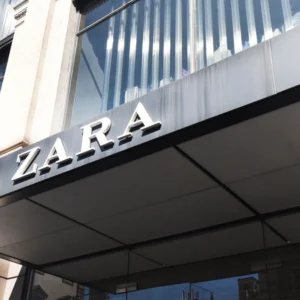 Zara, akun Inditex: laba bersih +30,3% pada tahun 2023, dividen sebesar 1,54 euro per saham. Penjualan naik pada tahun 2024