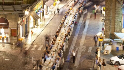 ヴィエトリの路上で 60 人のシェフが XNUMX 人を前に: ブオン リコルディ レストランがチャリティー イベントで XNUMX 周年を祝う