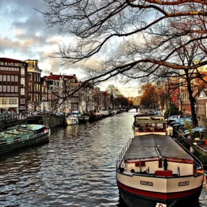SOS Amsterdam, les touristes ne viennent pas ici : la pérennité du surtourisme est de plus en plus précaire. Venise enseignera-t-elle ?