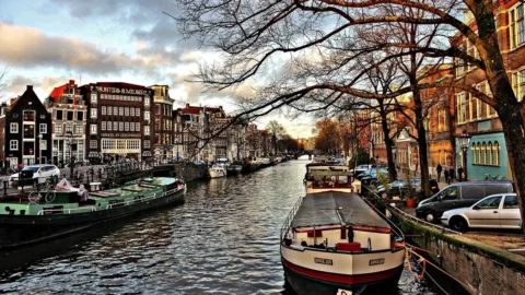 SOS Amsterdam، السياح لا يأتون إلى هنا: استدامة السياحة المفرطة أصبحت محفوفة بالمخاطر بشكل متزايد. هل ستشكل البندقية سابقة؟