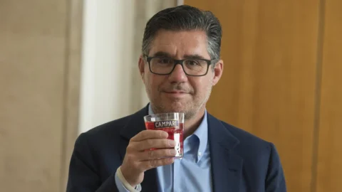 Campari, Bob Kunze-Concewitz lascia dopo 17 anni con un super bonus da 30 milioni. Al suo posto Matteo Fantacchiotti