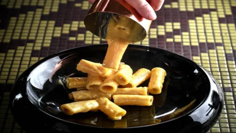 Carbonara, il piatto iconico della tradizione gastronomica romana celebrato in tutto il mondo: Lo chef stellato Giuseppe Di Iorio ne fa una ricetta shakerata